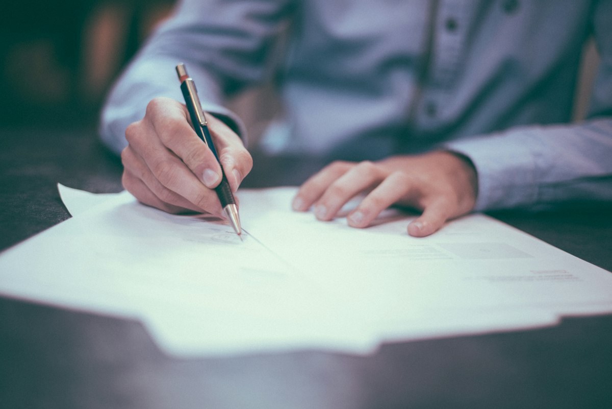 Documentos y firma de contrato